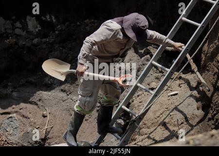 Mexico, Mexico, Mexique. 29th juin 2022. 29 juin 2022, Mexico, Mexique: Les employés de la municipalité d'Iztapalapa pendant la réparation des conduites d'eau qui ont ouvert un gouffre il y a quelques jours sur l'Avenida San Lorenzo et la Calle Estrella, Affectant plus de 30 quartiers après la coupure de l'approvisionnement en eau et la fermeture de certaines routes environnantes. Sur 29 juin 2022 à Mexico, Mexique. (Image de crédit : © Gerardo Vieyra/eyepix via ZUMA Press Wire) Banque D'Images