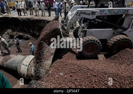 Mexico, Mexico, Mexique. 29th juin 2022. 29 juin 2022, Mexico, Mexique: Les employés de la municipalité d'Iztapalapa pendant la réparation des conduites d'eau qui ont ouvert un gouffre il y a quelques jours sur l'Avenida San Lorenzo et la Calle Estrella, Affectant plus de 30 quartiers après la coupure de l'approvisionnement en eau et la fermeture de certaines routes environnantes. Sur 29 juin 2022 à Mexico, Mexique. (Image de crédit : © Gerardo Vieyra/eyepix via ZUMA Press Wire) Banque D'Images