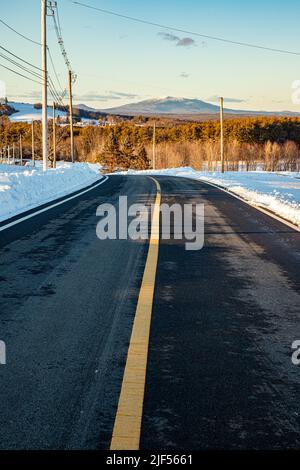 Autoroute dans le Massachusetts en hiver - Mont Monadnock en arrière-plan Banque D'Images