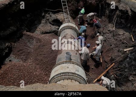 Mexico, Mexico, Mexique. 29th juin 2022. 29 juin 2022, Mexico, Mexique: Les employés de la municipalité d'Iztapalapa pendant la réparation des conduites d'eau qui ont ouvert un gouffre il y a quelques jours sur l'Avenida San Lorenzo et la Calle Estrella, Affectant plus de 30 quartiers après la coupure de l'approvisionnement en eau et la fermeture de certaines routes environnantes. Sur 29 juin 2022 à Mexico, Mexique. (Image de crédit : © Gerardo Vieyra/eyepix via ZUMA Press Wire) Banque D'Images