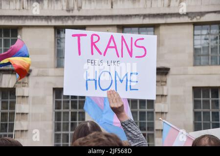 Londres, Royaume-Uni. 29th juin 2022. Un manifestant tient un écriteau qui indique « Trans se sent comme chez soi » pendant la démonstration. Les manifestants se sont rassemblés devant Downing Street pour soutenir les droits des personnes trans et ont exigé que l'interdiction de la thérapie de conversion inclut les personnes trans. Crédit : SOPA Images Limited/Alamy Live News Banque D'Images