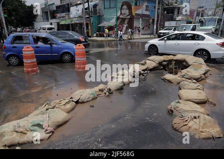 Mexico, Mexico, Mexique. 29th juin 2022. 29 juin 2022, Mexico, Mexique: Les employés de la municipalité d'Iztapalapa pendant la réparation des conduites d'eau qui ont ouvert un gouffre il y a quelques jours sur l'Avenida San Lorenzo et la Calle Estrella, Affectant plus de 30 quartiers après la coupure de l'approvisionnement en eau et la fermeture de certaines routes environnantes. Sur 29 juin 2022 à Mexico, Mexique. (Image de crédit : © Gerardo Vieyra/eyepix via ZUMA Press Wire) Banque D'Images