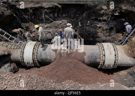 Mexico, Mexico, Mexique. 29th juin 2022. 29 juin 2022, Mexico, Mexique: Les employés de la municipalité d'Iztapalapa pendant la réparation des conduites d'eau qui ont ouvert un gouffre il y a quelques jours sur l'Avenida San Lorenzo et la Calle Estrella, Affectant plus de 30 quartiers après la coupure de l'approvisionnement en eau et la fermeture de certaines routes environnantes. Sur 29 juin 2022 à Mexico, Mexique. (Image de crédit : © Gerardo Vieyra/eyepix via ZUMA Press Wire) Banque D'Images