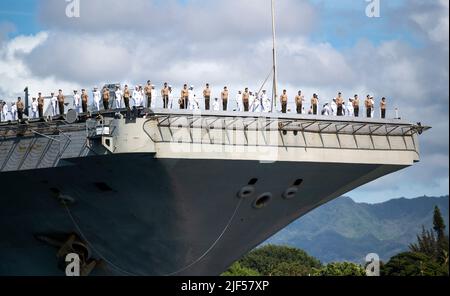 220628-N-LI768-1023 PEARL HARBOUR (28 juin 2022) – les marins et les marins à bord du porte-avions de la classe Nimitz USS Abraham Lincoln (CVN 72) brandiscent les rails lorsque le navire arrive à la base conjointe Pearl Harbor-Hickam pour participer à la Rim du Pacifique (RIMPAC) 2022, 28 juin. Vingt-six nations, 38 navires, quatre sous-marins, plus de 170 avions et 25 000 membres du personnel participent au programme RIMPAC de 29 juin au 4 août dans les îles hawaïennes et dans le sud de la Californie. Le plus grand exercice maritime international au monde, RIMPAC offre une occasion unique de formation tout en favorisant et en soutenant Banque D'Images