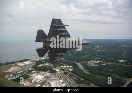 Le pilote d'essai du corps maritime américain, le Maj Dylan « Bilbo » Nicholas, pilote un F-35C lors d'un test en vol GBU-38/54 à la rivière Patuxent NAS, Maryland, sur 21 juin 2022. Avant que de nouvelles armes et capacités d'aéronefs ne soient intégrées dans les escadrons de la flotte opérationnelle, la Force d'essai intégrée F-35 de Pax River et l'escadron d'essai et d'évaluation aériens (VX) 23 pilotes d'essais de développement les testent minutieusement. Le F-35, qui est opérationnel depuis 2015, est l'avion de chasse le plus mortel, le plus résistant et le plus interopérable jamais construit. Banque D'Images