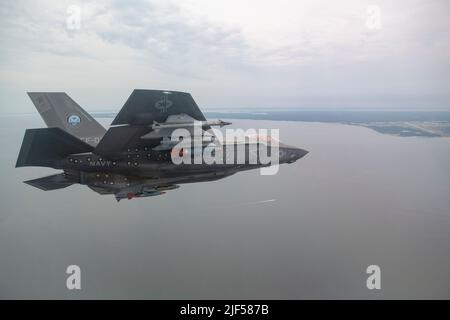 Le pilote d'essai du corps maritime américain, le Maj Dylan « Bilbo » Nicholas, pilote un F-35C lors d'un test en vol GBU-38/54 à la rivière Patuxent NAS, Maryland, sur 21 juin 2022. Avant que de nouvelles armes et capacités d'aéronefs ne soient intégrées dans les escadrons de la flotte opérationnelle, la Force d'essai intégrée F-35 de Pax River et l'escadron d'essai et d'évaluation aériens (VX) 23 pilotes d'essais de développement les testent minutieusement. Le F-35, qui est opérationnel depuis 2015, est l'avion de chasse le plus mortel, le plus résistant et le plus interopérable jamais construit. Banque D'Images