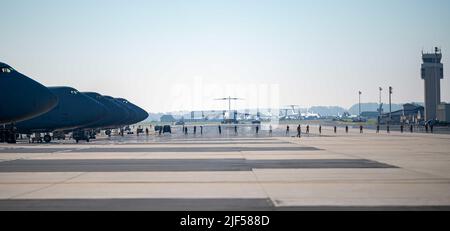 Des aviateurs du 436th Escadron de maintenance effectuent une marche sur les débris de corps étrangers sur la ligne aérienne de la base aérienne de Douvres, Delaware (15 juin 2022). Les inspections FOD sont effectuées au moins deux fois par jour pour s'assurer que la ligne aérienne est libre de dangers potentiels. (É.-U. Photo de la Force aérienne par le responsable Airman Faith Schaefer) Banque D'Images