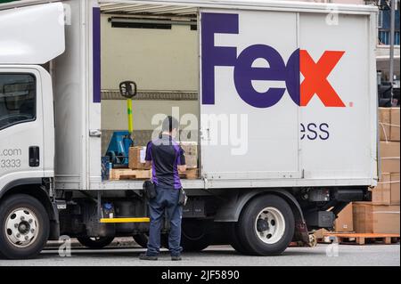 Hong Kong, Chine. 26th janvier 2022. Un service de messagerie American FedEx Express gère de nombreux colis de commande dans le camion de livraison de la société à Hong Kong. (Credit image: © Budrul Chukrut/SOPA Images via ZUMA Press Wire) Banque D'Images