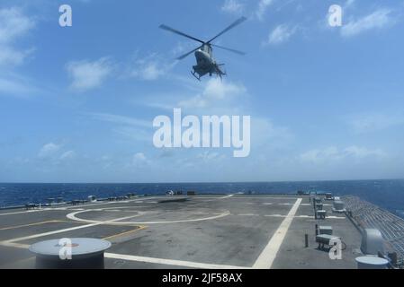 220619-N-N3764-1005 MER DES CARAÏBES - (19 juin 2022) -- un véhicule aérien sans pilote de pompiers MQ-8B attaché à l'escadron de combat en mer (HSC) 28, détachement 8, décollage du pont de vol du navire de combat littoral USS Freedom-variant Billings (LCS 15), 19 juin 2022. Billings est déployé dans la zone d’opérations de la flotte américaine 4th afin d’appuyer la mission de la Force opérationnelle interagences conjointe Sud, qui comprend des missions de lutte contre le trafic de drogues illicites dans les Caraïbes et le Pacifique oriental. (É.-U. Navy photo by Mineman 2nd Class Justin Hovarter/Released) Banque D'Images