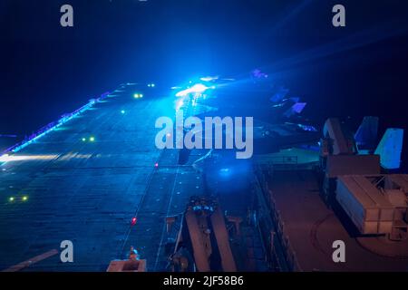 220629-N-XN177-1059 MER DE CHINE ORIENTALE (29 juin 2022) – des marins conduisent un tracteur sur le pont de vol du porte-avions amphibie USS Tripoli (LHA 7), 29 juin 2022. Tripoli opère dans la zone d'opérations de la flotte américaine 7th afin d'améliorer l'interopérabilité avec ses alliés et ses partenaires et de servir de force de réaction prête à l'emploi pour défendre la paix et maintenir la stabilité dans la région Indo-Pacifique. (É.-U. Photo de la marine par le spécialiste des communications de masse 1st classe Peter Burghart) Banque D'Images