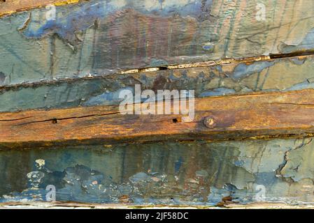 Gros plan sur la coque d'un bateau de pêche en bois abandonné, île de Mull, Écosse Banque D'Images