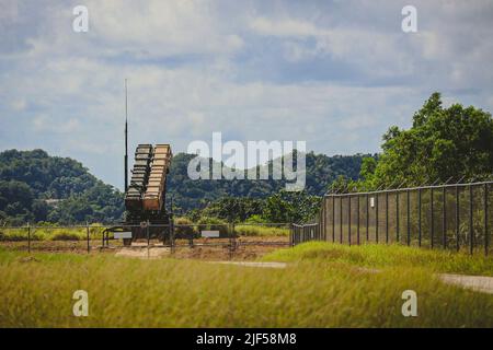 Les missiles sol-air Patriot MIM-104 de l'armée des États-Unis se préparent à intercepter et à détruire une cible simulée de missiles de croisière à l'appui de Valiant Shield 22, 15 juin 2022. Des exercices comme le Bouclier Valiant permettent aux forces interarmées du Commandement Indo-Pacifique d'intégrer des forces de toutes les branches de service pour réaliser des effets précis, létaux et écrasants multi-axes, multi-domaines qui démontrent la force et la polyvalence de la Force interarmées et notre engagement à un Indo-Pacifique libre et ouvert. (É.-U. Photo du corps marin par Cpl. Samuel Fletcher) Banque D'Images