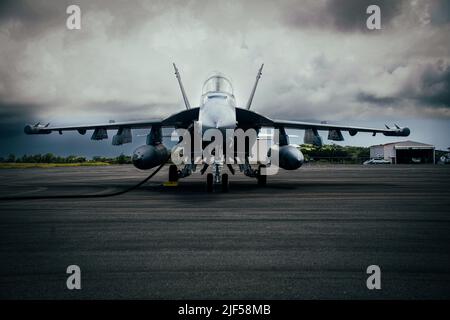 Une marine américaine EA-18G Growler terres pour un ravitaillement sur les Palaos à l'appui de Valiant Shield 22, 13 juin 2022. Des exercices comme le Bouclier Valiant permettent aux forces interarmées du Commandement Indo-Pacifique d'intégrer des forces de toutes les branches de service pour réaliser des effets précis, létaux et écrasants multi-axes, multi-domaines qui démontrent la force et la polyvalence de la Force interarmées et notre engagement à un Indo-Pacifique libre et ouvert. (É.-U. Photo du corps marin par Cpl. Samuel Fletcher) Banque D'Images