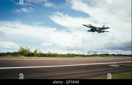 Un growler EA-18G de la Marine américaine part après un ravitaillement sur Palau en soutien au Bouclier vaillant 22, 13 juin 2022. Des exercices comme le Bouclier Valiant permettent aux forces interarmées du Commandement Indo-Pacifique d'intégrer des forces de toutes les branches de service pour réaliser des effets précis, létaux et écrasants multi-axes, multi-domaines qui démontrent la force et la polyvalence de la Force interarmées et notre engagement à un Indo-Pacifique libre et ouvert. (É.-U. Photo du corps marin par Cpl. Samuel Fletcher) Banque D'Images