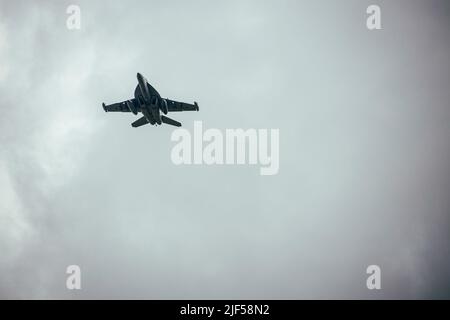 Une marine américaine EA-18G Growler terres pour un ravitaillement sur les Palaos à l'appui de Valiant Shield 22, 13 juin 2022. Des exercices comme le Bouclier Valiant permettent aux forces interarmées du Commandement Indo-Pacifique d'intégrer des forces de toutes les branches de service pour réaliser des effets précis, létaux et écrasants multi-axes, multi-domaines qui démontrent la force et la polyvalence de la Force interarmées et notre engagement à un Indo-Pacifique libre et ouvert. (É.-U. Photo du corps marin par Cpl. Samuel Fletcher) Banque D'Images