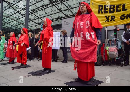 Londres, Royaume-Uni. 29th juin 2022. Les activistes portent des costumes « Red Alert ». Extinction le groupe des grands-parents et des aînés de la rébellion s'est réuni en dehors du BEIS (Département des affaires, de l'énergie et de la stratégie industrielle) pour protester contre les combustibles fossiles et a appelé le gouvernement à investir dans les énergies renouvelables. (Image de crédit : © Vuk Valcic/ZUMA Press Wire) Banque D'Images