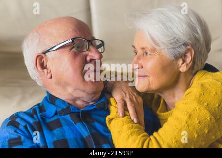 Portrait d'un heureux Caucasiens grands-parents regardant l'un l'autre avec l'amour sans fin à la maison moyen de gros plan personnes âgées amour concept. Photo de haute qualité Banque D'Images