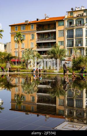 NICE, FRANCE - 20 JUIN 2022 : Promenade Paillon avec fontaines à Nice durant l'été 2022 Banque D'Images