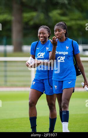 Kadidiatou Diani de France et Aissatou Tounkara de France pendant la formation de l'équipe française féminine sur 29 juin 2022 à Clairefontaine, France - photo: Melanie Laurent/DPPI/LiveMedia Banque D'Images