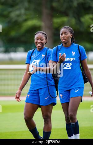 Kadidiatou Diani de France et Aissatou Tounkara de France pendant la formation de l'équipe française féminine sur 29 juin 2022 à Clairefontaine, France - photo: Melanie Laurent/DPPI/LiveMedia Banque D'Images