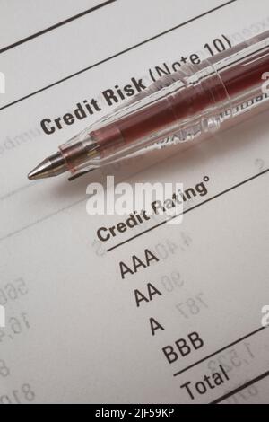 Stylo à bille rouge sur la feuille de notation de crédit financier. Banque D'Images