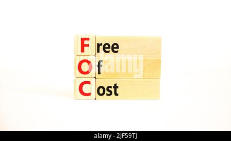 Symbole gratuit FOC. Concept mots FOC gratuit sur des blocs de bois sur un beau fond blanc. Business et FOC concept gratuit. Copier Banque D'Images