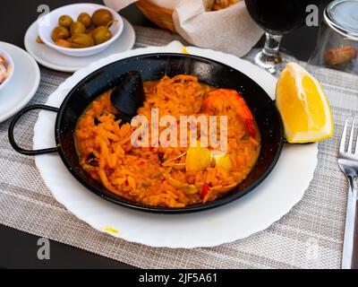 Paella marinera avec crevettes et moules servies sur le frype de fer Banque D'Images