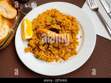 Paella marinera avec crevettes et moules servies sur le frype de fer Banque D'Images