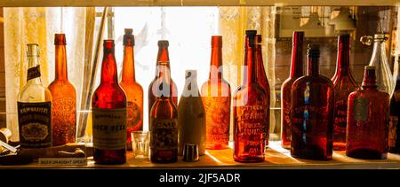 Bière et bouteilles de liqueurs d'époque au Old Miners' Union Hall et au musée de la Journée actuelle, parc historique de l'État de Bodie, Californie, États-Unis Banque D'Images