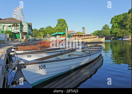 Bateaux à rames sur la rivière Avon, Stratford-upon-Avon, Warwickshire Banque D'Images