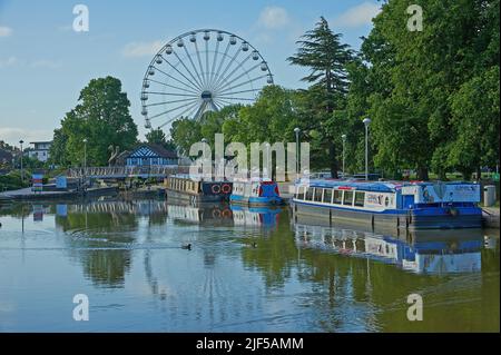 Des bateaux amarrés dans le bassin de Bancroft, Stratford-upon-Avon au début et à la fin du canal de Stratford-on-Avon Banque D'Images