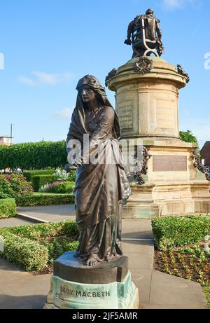 Statue Gower Memorial à Bancroft Gardens, Stratford-upon-Avon, Warwickshire, avec William Shakespeare assis dominant les personnages clés de ses pièces Banque D'Images