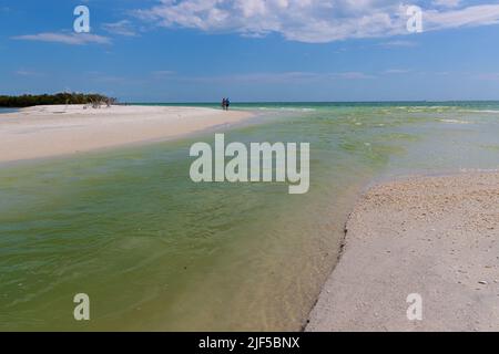 Couple marchant sur la plage de Tigertail, Marco Island, Floride, États-Unis Banque D'Images