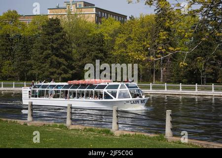 La Dame en bateau sur le canal Rideau au printemps, Ottawa (Ontario), Canada. Banque D'Images