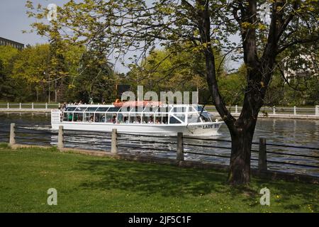 La Dame en bateau sur le canal Rideau au printemps, Ottawa (Ontario), Canada. Banque D'Images