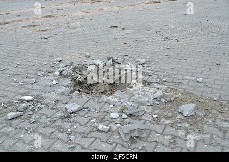 Myla, région de Kiev, Ukraine - 11 avril 2022 : bombarder un cratère dans un parking près d'une station-service à côté de l'autoroute Zhytomyr dans la région de Kiev. Banque D'Images
