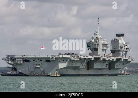 Le porte-avions de la Royal Navy, HMS Prince of Wales (R09), est retourné à Portsmouth (Royaume-Uni) le 25th juin 2022 (Journée des forces armées) après les exercices de l'OTAN. Banque D'Images