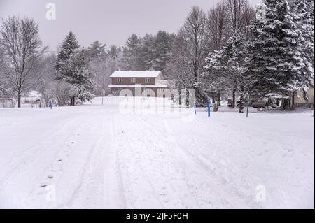 Quartier de banlieue couvert de neige fraîchement tombée. Banque D'Images