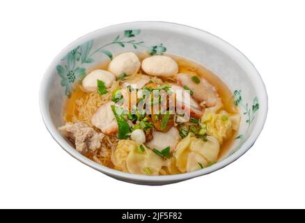 Soupe traditionnelle de nouilles aux œufs avec boule de poisson, porc barbecue rouge, Wontons, porc haché saupoudrer d'oignon de printemps dans un bol blanc isolé sur le dos blanc Banque D'Images