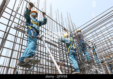 LIANYUNGANG, CHINE - 29 JUIN 2022 - les constructeurs travaillent sur le site de construction de l'unité 7 de la centrale nucléaire de Tianwan, dans le district de Lianyun, à Lianyu Banque D'Images