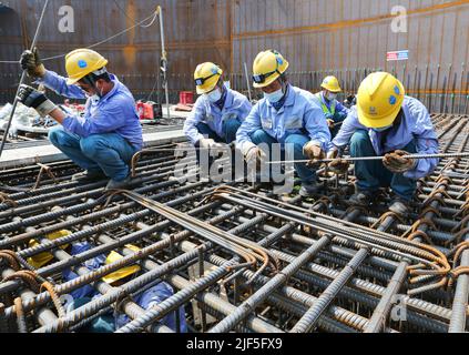 LIANYUNGANG, CHINE - 29 JUIN 2022 - les constructeurs travaillent sur le site de construction de l'unité 7 de la centrale nucléaire de Tianwan, dans le district de Lianyun, à Lianyu Banque D'Images