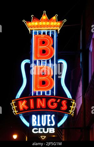 Memphis, TN, Etats-Unis - 24 septembre 2019: Panneau néon pour BB King's Blues Club, l'original qui a ouvert sur Beale Street en 1991. Le péché légendaire de blues Banque D'Images