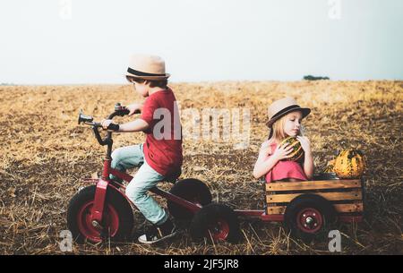 Les enfants jouent à l'extérieur. Profitez de l'instant. Des moments heureux. Copier l'espace. Garde d'enfants. Promenade à la campagne. Les enfants ont la joie d'été. Charmant garçon et fille Banque D'Images