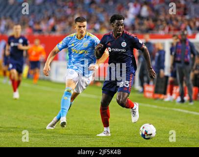 Chicago, États-Unis, 29 juin 2022. Carlos Terán (23) du MLS Chicago Fire FC suit le ballon pendant un match contre l'Union de Philadelphie au Soldier Field à Chicago, il, États-Unis. Credit: Tony Gadomski / toutes les images de sport / Alamy Live News Banque D'Images