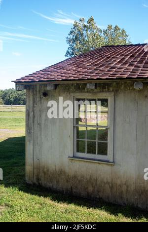 Campagne idyllique à travers une fenêtre rustique antique Banque D'Images