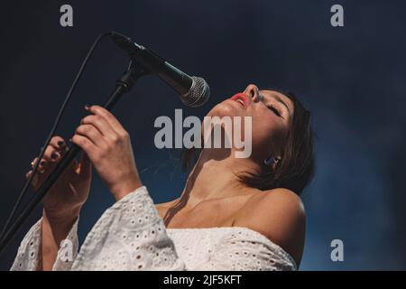 Lotta Lindgren, mieux connue sous le nom de Léon, se produit sur scène au festival de Popaganda à Stockholm. Banque D'Images