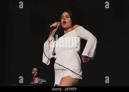 Lotta Lindgren, mieux connue sous le nom de Léon, se produit sur scène au festival de Popaganda à Stockholm. Banque D'Images