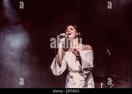 Lotta Lindgren, mieux connue sous le nom de Léon, se produit sur scène au festival de Popaganda à Stockholm. Banque D'Images