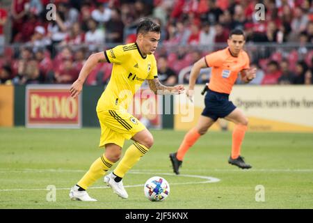 Toronto, Ontario, Canada. 29th juin 2022. Lucas Zelarayan (10) en action pendant le match MLS entre le FC de Toronto et le SC de Columbus. Le match s'est terminé en 2-1 pour Columbus SC. (Image de crédit : © Angel Marchini/ZUMA Press Wire) Banque D'Images