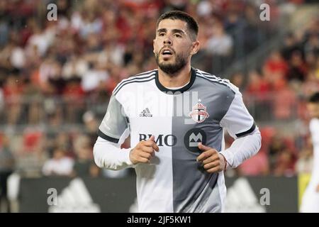 Toronto, Ontario, Canada. 29th juin 2022. Alejandro Pozuelo (10) en action pendant le match MLS entre le Toronto FC et Columbus SC. Le match s'est terminé en 2-1 pour Columbus SC. (Image de crédit : © Angel Marchini/ZUMA Press Wire) Banque D'Images